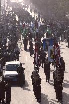 (2)Iraqi soldiers parade in show of force